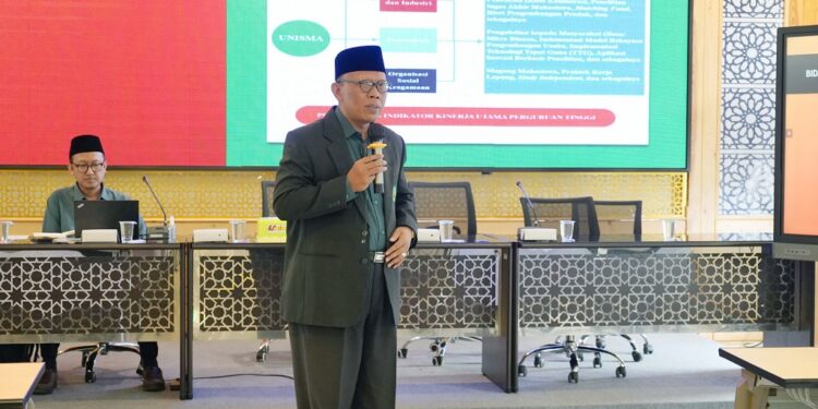 Rektor Prof Maskuri memberikan sambutan sekaligus narasumber kegiatan FGD Restrukturisasi Kurikulum Mata Kuliah Kewirausahaan di Gedung Umar Bin Khattab, Lt 4, Unisma.