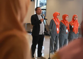 drh Puguh Wiji Pamungkas saat memberi arahan pada tim RSU Wajak Husada.