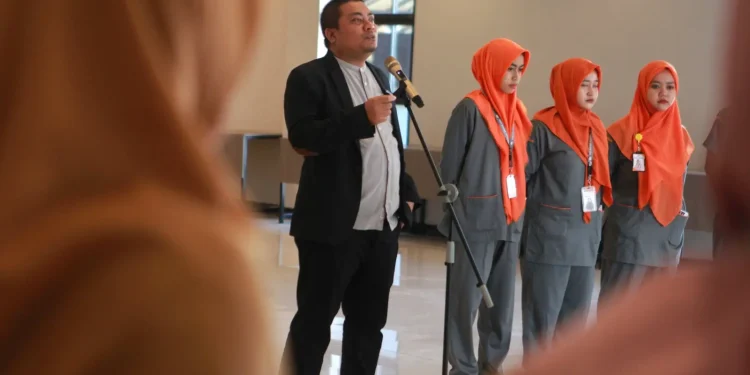 drh Puguh Wiji Pamungkas saat memberi arahan pada tim RSU Wajak Husada.