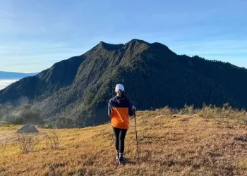 Ilustrasi hiking di Gunung Arjuno.