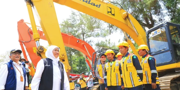 Gubernur Jawa Timur Khofifah Indar Parawansa saat meninjau kesiapan truk eskavator untuk normalisasi sungai.