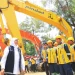 Gubernur Jawa Timur Khofifah Indar Parawansa saat meninjau kesiapan truk eskavator untuk normalisasi sungai.