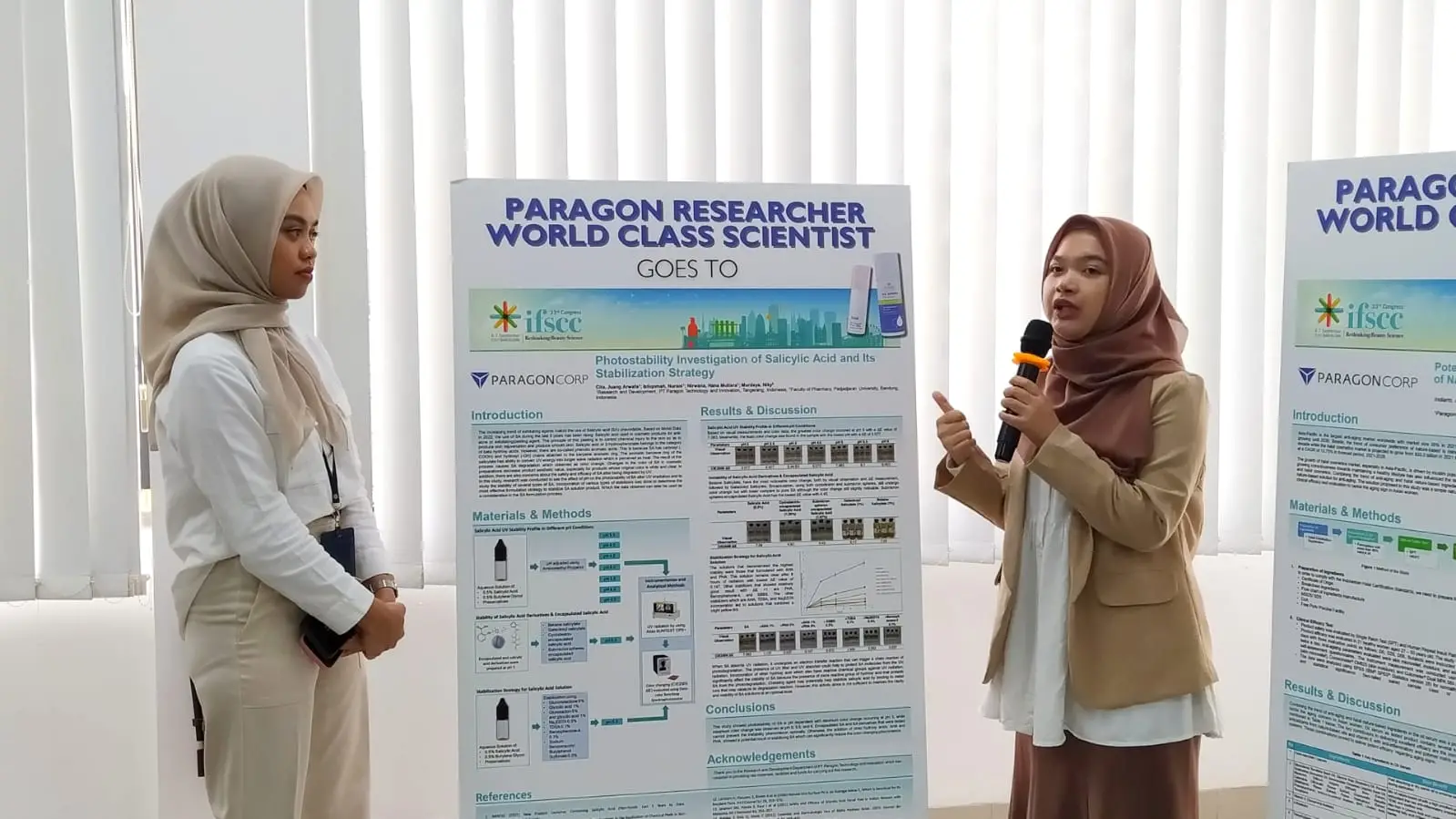 Salah seorang peneliti memaparkan hasil penelitian yang dibawa ke ajang IFSCC 2023 di Barcelona, Spanyol. 