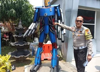 Monumen berbentuk robot transformer yang dirangkai dari knalpor brong hasil sitaan.