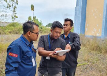 Kaprodi D4 Bisnis Properti Risky Angga Pramuja MEc Dev mendampingi mahasiswa mengisi form inspeksi bangunan gedung.