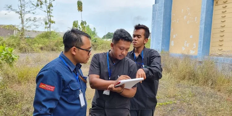 Kaprodi D4 Bisnis Properti Risky Angga Pramuja MEc Dev mendampingi mahasiswa mengisi form inspeksi bangunan gedung.