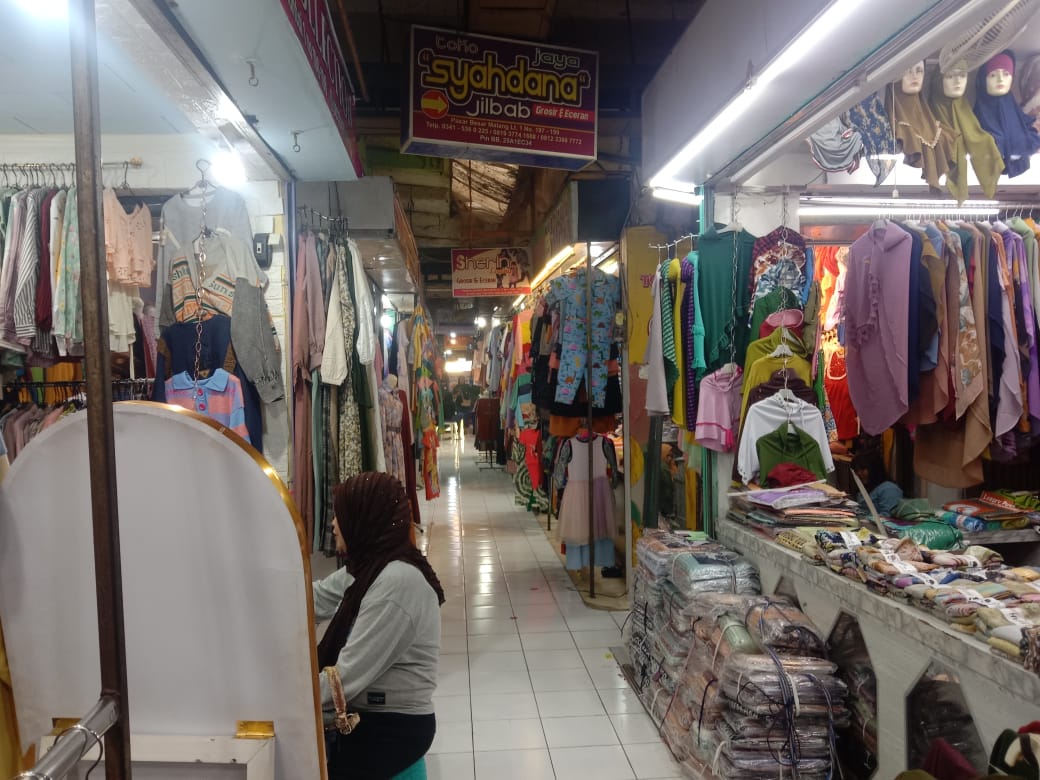 Kondisi Pasar Besar Kota Malang yang sepi pengunjung. 