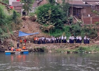 Siswa di Kota Malang menyeberangi Sungai Brantas dengan menggunakan perahu rakit saat jembatan diperbaiki.