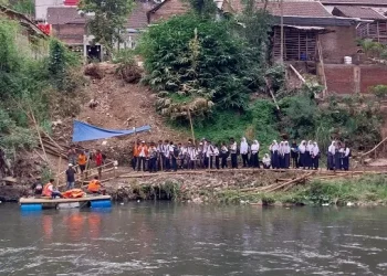 Siswa di Kota Malang menyeberangi Sungai Brantas dengan menggunakan perahu rakit saat jembatan diperbaiki.