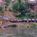 Siswa di Kota Malang menyeberangi Sungai Brantas dengan menggunakan perahu rakit saat jembatan diperbaiki.