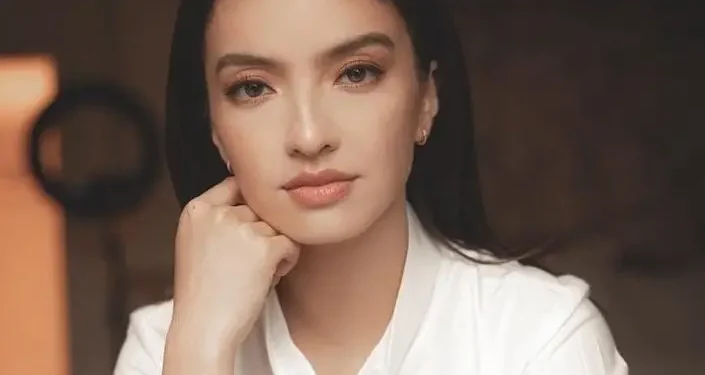 Raline Shah salah satu wanita yang elegan dan berkelas.