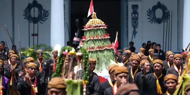 Gunungan makanan saat Grebeg Maulud.