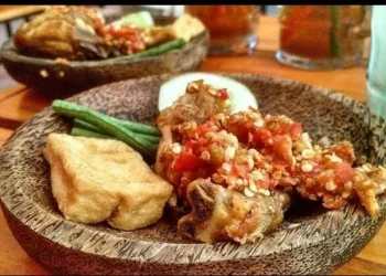 Ilustrasi ayam geprek nelongso.
