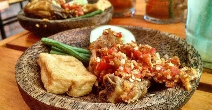 Ilustrasi ayam geprek nelongso.