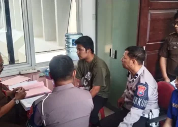 Penyerahan tersangka laka maut Klemuk yang terjadi 5 bulan silam kepada Kejaksaan Negeri Kota Batu, Selasa (10/10/2023).