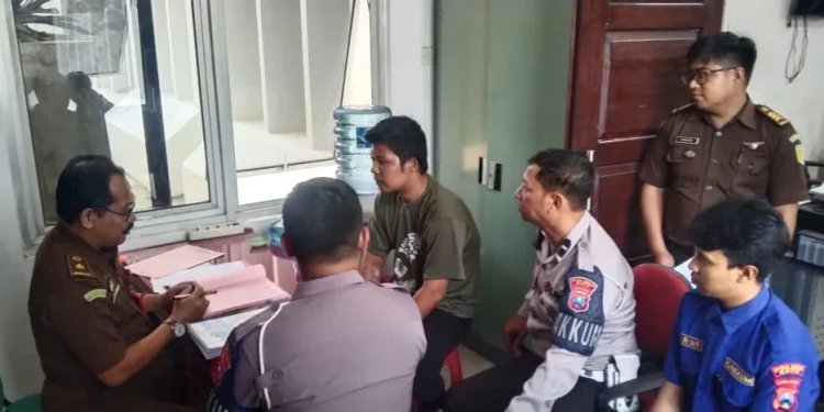 Penyerahan tersangka laka maut Klemuk yang terjadi 5 bulan silam kepada Kejaksaan Negeri Kota Batu, Selasa (10/10/2023).