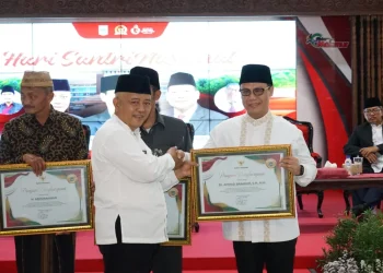 Bupati Malang, Sanusi memberikan penghargaan pada Ahmad Basarah, salah satu tokoh pengusul Hari Santri Nasional.