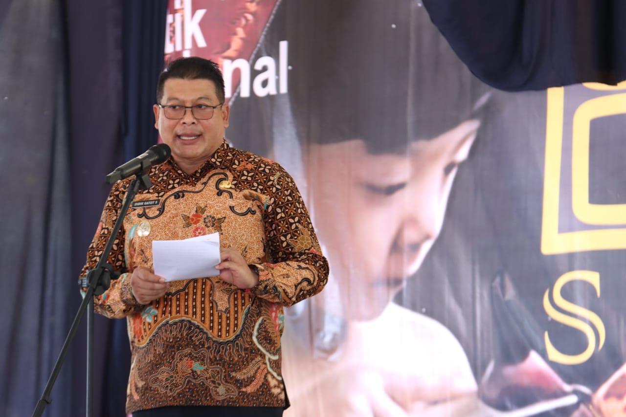Wakil Bupati Malang, Didik Gatot Subroto saat memberi sambutan di acara Gebyar Ruwatan dan Festival Batik Singosari. 