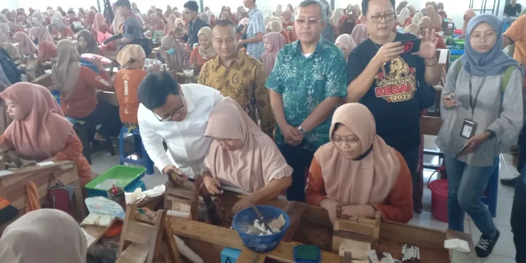Cak Imin (baju putih) berdialog dengan pekerja pabrik rokok.