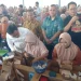 Cak Imin (baju putih) berdialog dengan pekerja pabrik rokok.