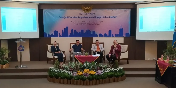 Prodi D3 Perbankan dan Keuangan Vokasi UMM menghadirkan para praktisi handal dalam Kuliah Tamu Perdana yang diikuti seluruh mahasiswa, Selasa (3/10/2023).