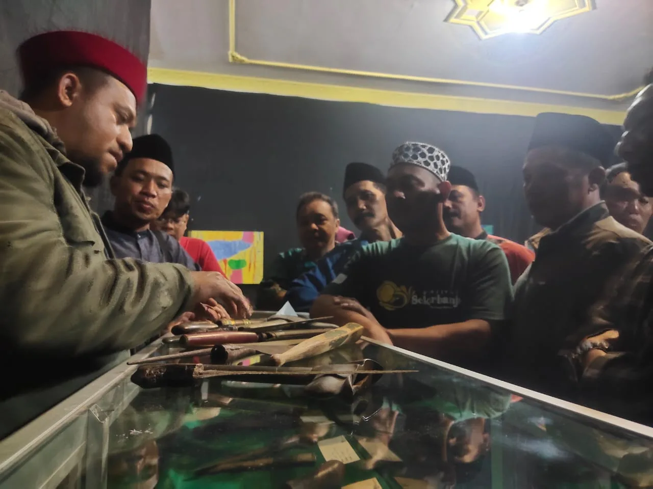 Para pengunjung menyaksikan benda pusaka di Festival Sekarbanjar Lesbumi PCNU Kota Malang.