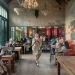 Model fashion show mengenakan kain wastra bermotif batik tampil melenggak lenggok di antara meja kafe pengunjung Souk Bistro Kota Malang.