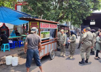 Petugas menindak pedagang PKL di Kota Malang yang berjualan di bahu jalan dan trotoar.
