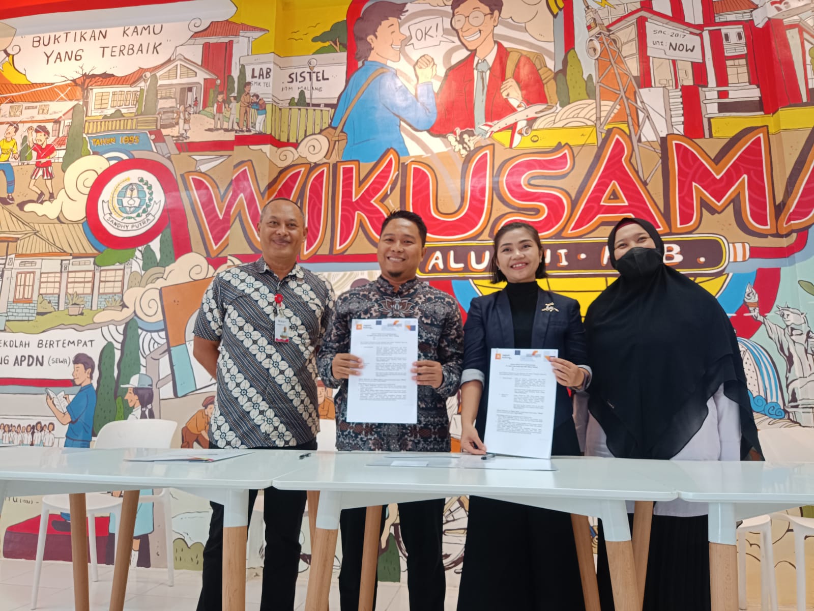 Kepala sekolah SMK Telkom Malang (2 dari kiri), Rahmat Dwi Djatmiko dan Andina Paramitha, Head Of Corporate Communication Beon Intermedia (2 dari kanan) usai menandatangani kerja sama.