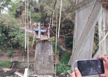 Jembatan Gantung Mergosono Kota Malang yang telah ditutup untuk proses perbaikan.