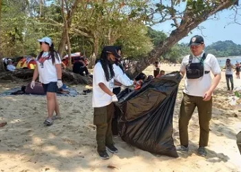 Relawan membersihkan Pantai Kondang Merak dari sampah anorganik.