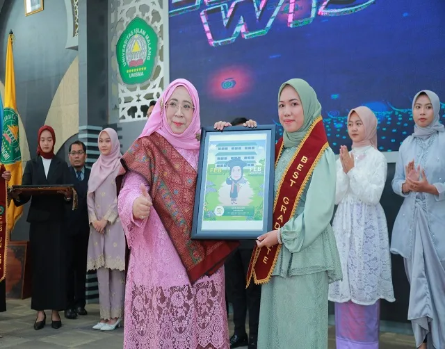 Dekan FEB Unisma Nur Diana SE, MSi memberikan penghargaan pada wisudawan terbaik.