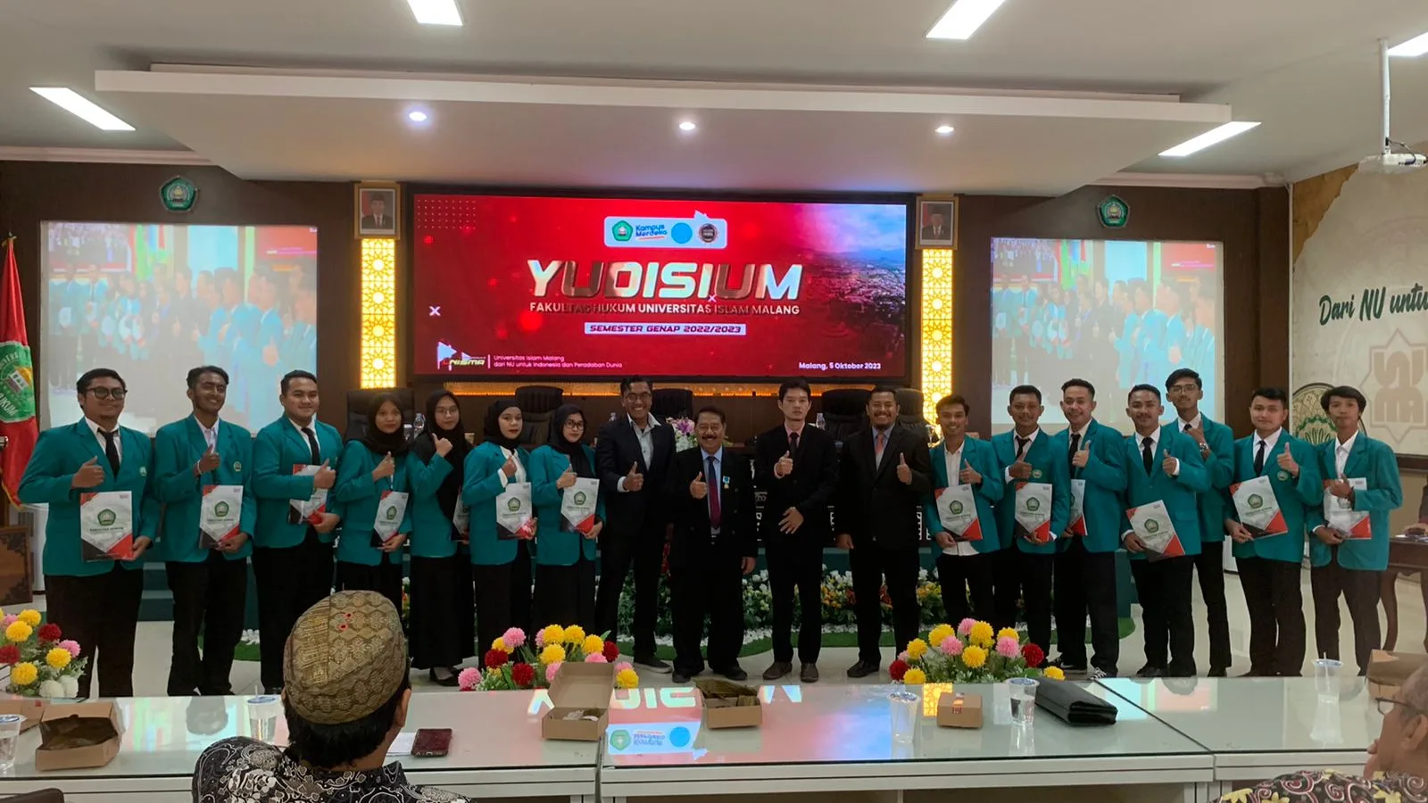 Foto bersama usai Yudisium Fakultas Hukum Unisma periode 71.