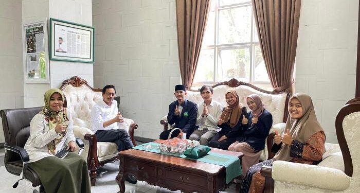 Beberapa mahasiswa yang menjadi finalis Duta Santri Nasional bersama Rektor UIN Malang.