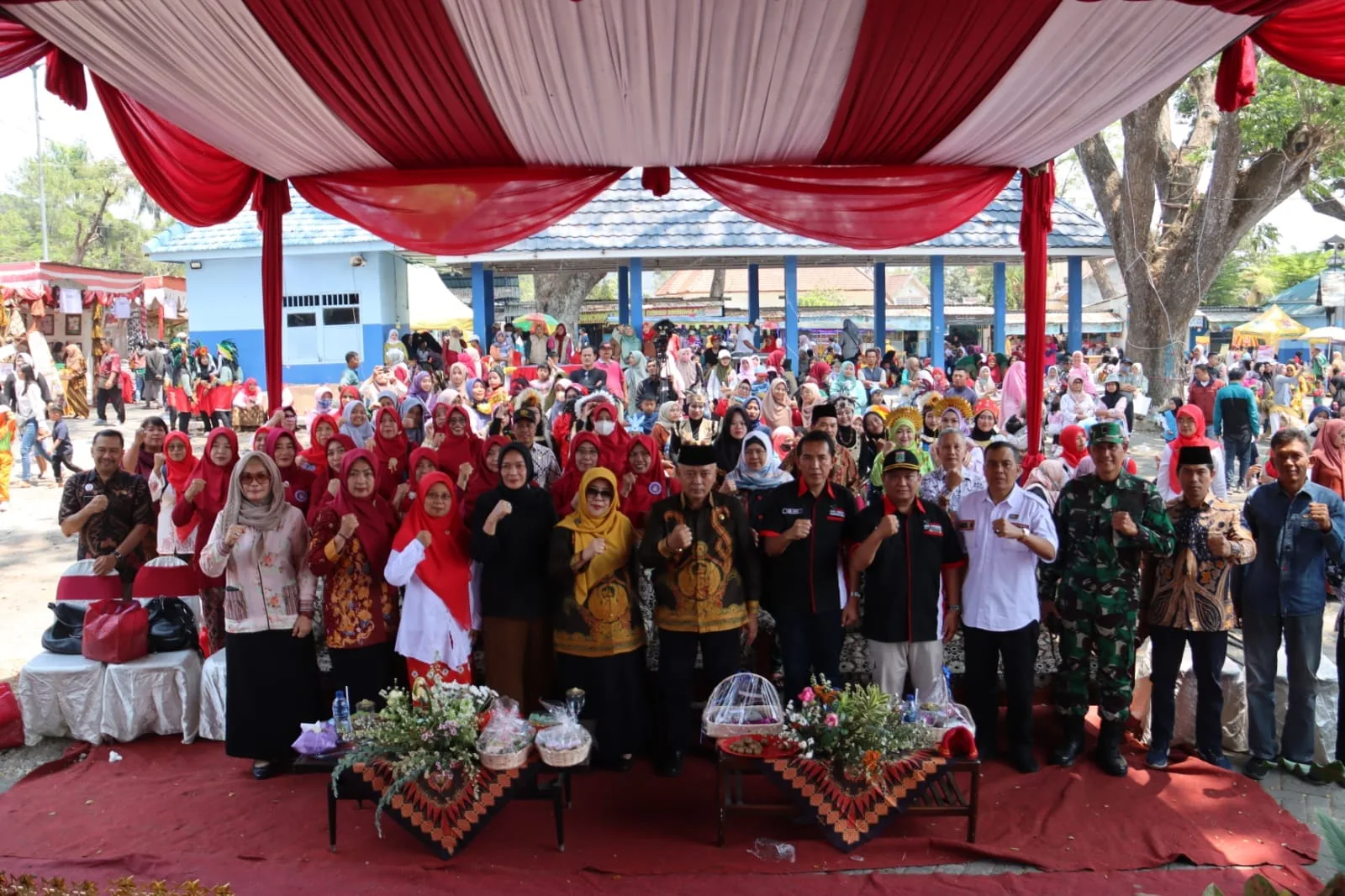 Bupati Malang, Sanusi berfoto bersama guru PAUD di Lawang.