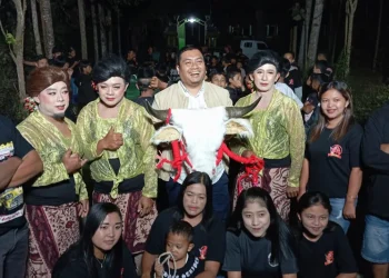 H Puguh Wiji Pamungkas mengukuhkan seni bantengan di Poncokusumo.