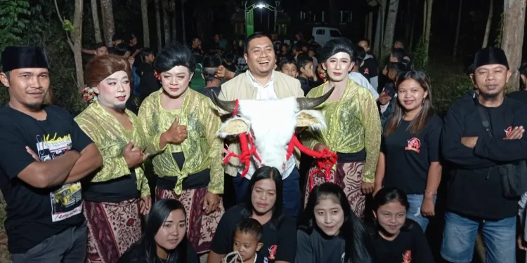 H Puguh Wiji Pamungkas mengukuhkan seni bantengan di Poncokusumo.
