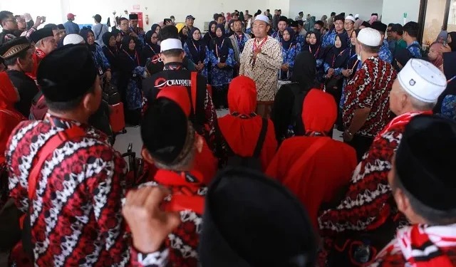 Suasana haru menyelimuti keberangkatan jamaah umroh chatour arofahmina di ruang keberangkatan umroh Bandara Juanda, Sabtu (14/10/2023).