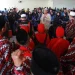 Suasana haru menyelimuti keberangkatan jamaah umroh chatour arofahmina di ruang keberangkatan umroh Bandara Juanda, Sabtu (14/10/2023).