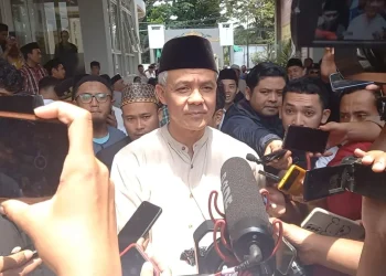 Ganjar Pranowo usai melaksanakan salat Jumat di Ponpes Al-Hikam.