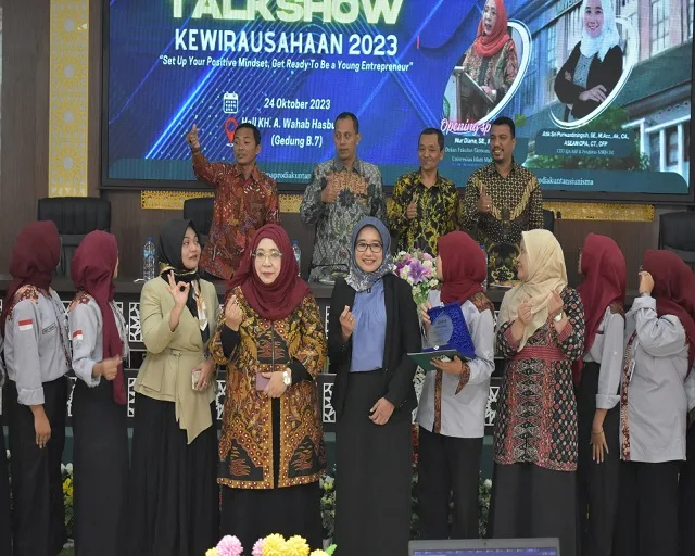 Foto bersama peserta talkshow.