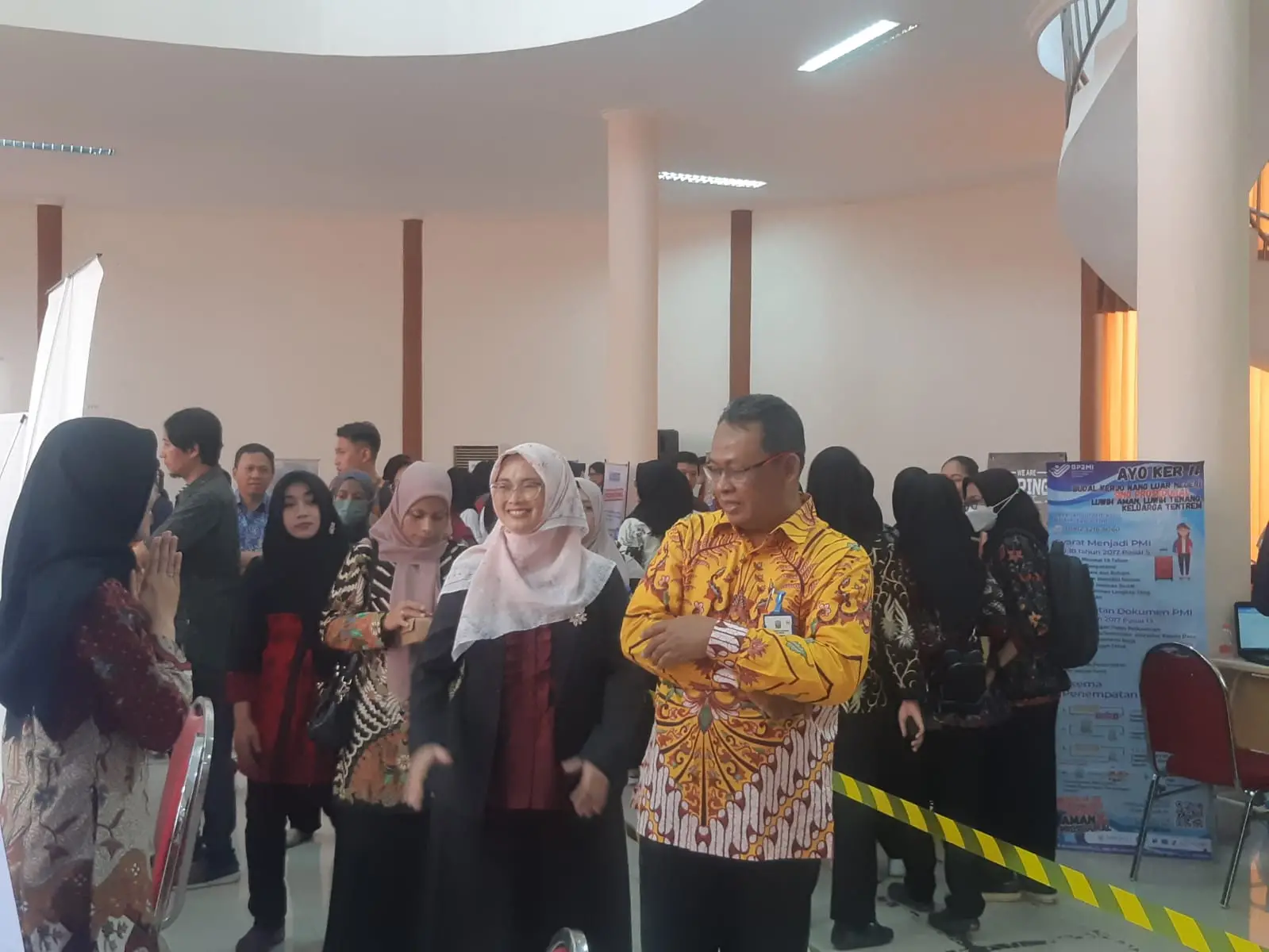 Plh Kepala SMKN 2 Kota Malang, Eviatun Khaeriah, S.Psi.,M.Si (jilbab pink) mendampingi pihak Dinas Pendidikan Kota Malang meninjau Job Fair di SMKN 2 Kota Malang.