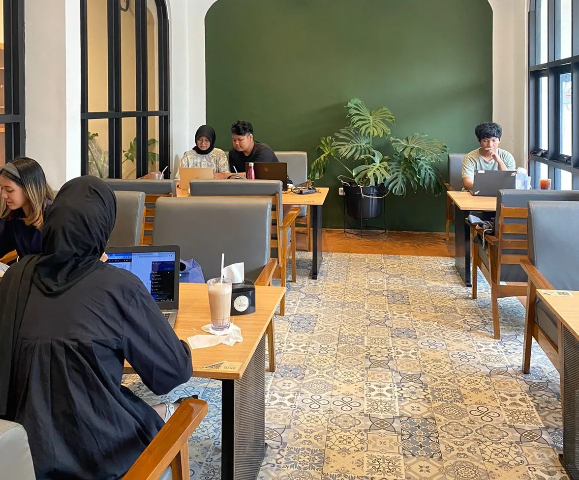 Suasana menikmati makanan di Shou Kopitiam x Nasi Goreng Nenek Mojang.
