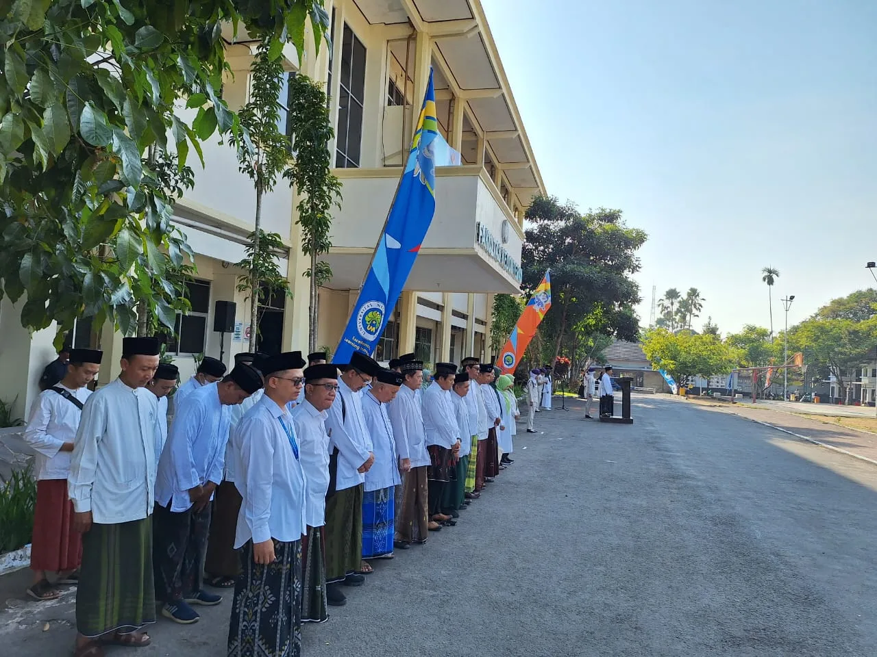 Mahasiswa UM menggelar upacara Hari Santri Nasional. 