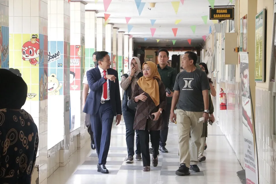 Pj Wali Kota Malang, Wahyu Hidayat, saat tiba di RSSA Malang. 