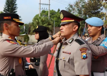 Kapolres Batu AKBP Oskar Syamsudin menyerahkan jabatan Kasat Lantas Polres Batu pada AKP Ponsen Dadang Martianto.