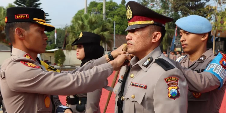 Kapolres Batu AKBP Oskar Syamsudin menyerahkan jabatan Kasat Lantas Polres Batu pada AKP Ponsen Dadang Martianto.