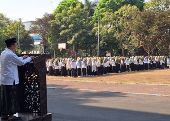 Wakil Rektor III Universitas Negeri Malang, Prof. Dr. Ahmad Munjin Nasih, S.Pd., M.Ag, saat menjadi inspektur upacara di Hari Santri Nasional.