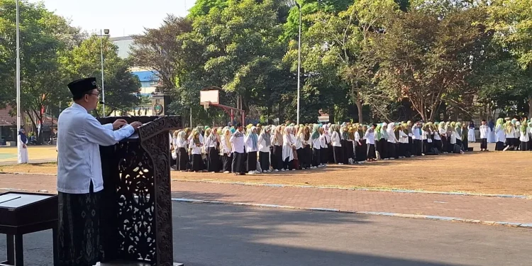 Wakil Rektor III Universitas Negeri Malang, Prof. Dr. Ahmad Munjin Nasih, S.Pd., M.Ag, saat menjadi inspektur upacara di Hari Santri Nasional.