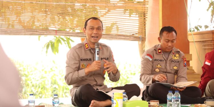 Kapolres Malang, AKBP Putu Kholis Aryana saat berdialog dengan warga di kegiatan Jumat Curhat.